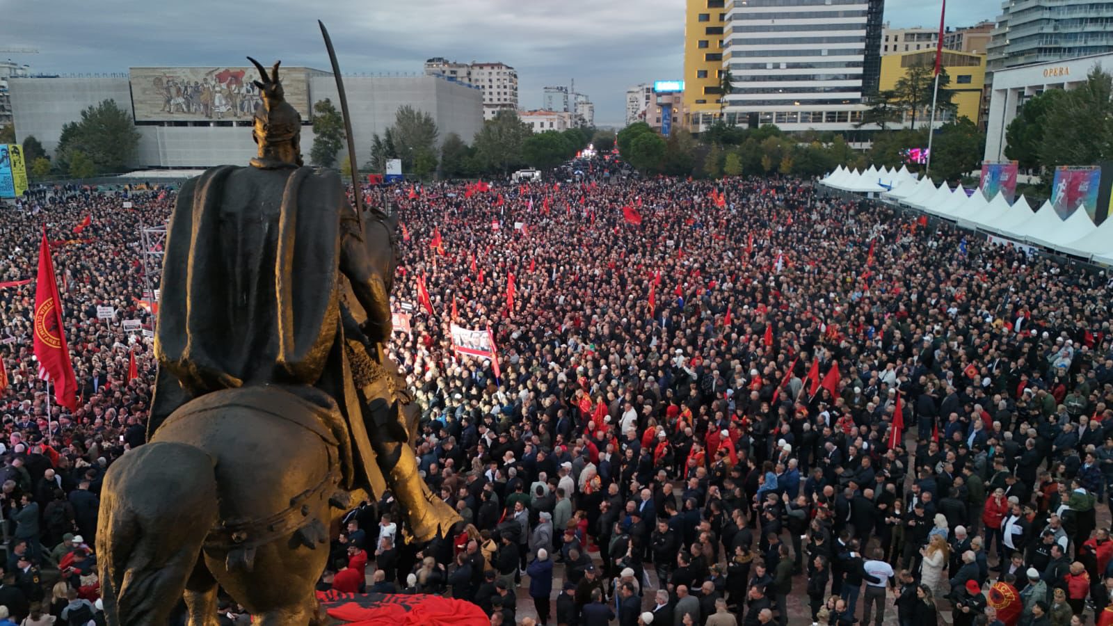 Protesta në mbështetje të ish-krerëve të UÇK në Tiranë, reagon Rama: Liria ka emër!
