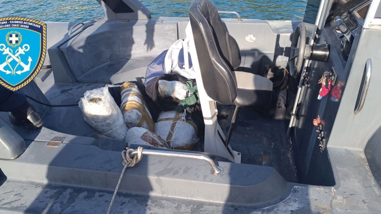 Skafi me drogë nga Saranda, gjendet sasi tjetër në det, 135 kg të sekuestruara deri tani (EMRI)