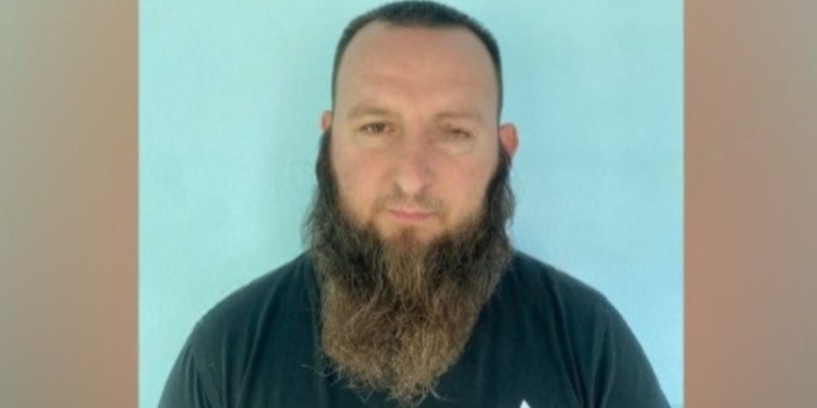 Iu gjetën 13 armë zjarri të sofistikuara, ky është Milasim Ramaj që u arrestua në Fier