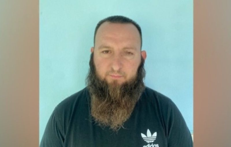 Iu gjetën 13 armë zjarri të sofistikuara, ky është Milasim Ramaj që u arrestua në Fier