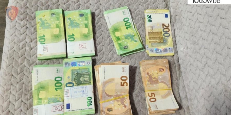 Tentoi të nxirrte nga Shqipëria 53 mijë euro, procedohet penalisht 55-vjeçari