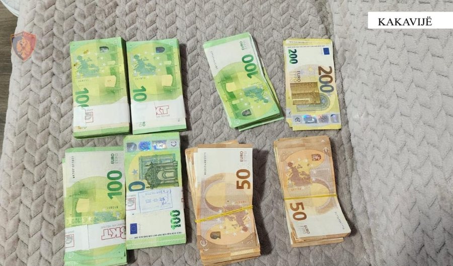 Tentoi të nxirrte nga Shqipëria 53 mijë euro, procedohet penalisht 55-vjeçari
