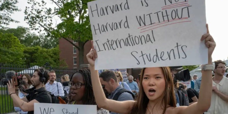 Trumpi financon vetëm universitetet që i binden?