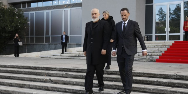 Familjarë, kolegë e politikanë në homazhet për gjykatësin e vrarë , Rama shoqërohet nga Lamallari