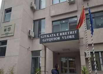 Goditi me grusht rojën e Gjykatës, arrestohet avokati i Monika Kryemadhit