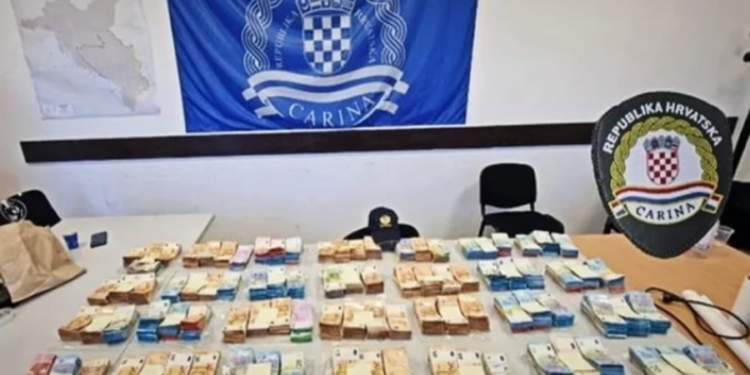 Shqiptari në Kroaci kapet me mbi 700 mijë euro në makinë