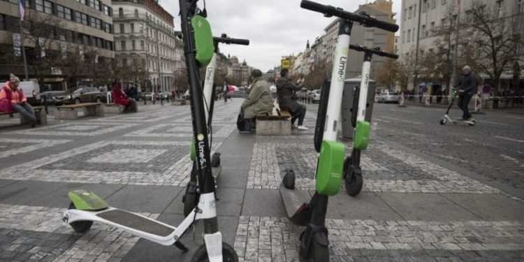 Praga si Tirana e Parisi, ndalon përdorimin e skuterave elektrikë