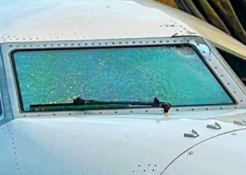 Terror në 36 mijë metra, avionit në fluturim i thyhet xhami nga objekti misterioz, plagoset piloti