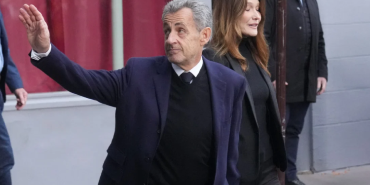 Britma, ushtrime dhe dy oficerë në qelinë ngjitur… si ishte nata e parë e Sarkozy në burg