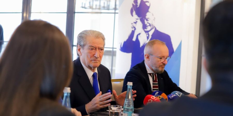 Nis “shkolla” në PD, Berisha mëson deputetët e rinj: Mos shkëpusni lidhjet me zgjedhësit