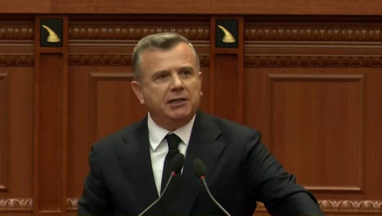 “Ulesh me këta në tavoline dhe u shan bukën”, Balla “shpërthen”ndaj Shehajt: Kur e ke shkollë nate Parlamentin, nuk më kupton!