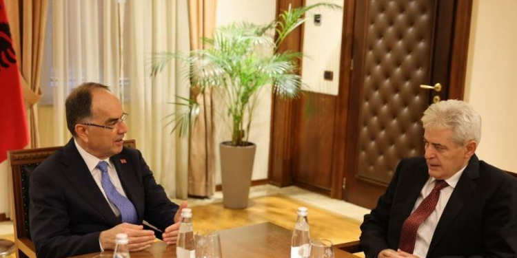 ‘UÇK-ja bën krenar çdo shqiptar’, Begaj takon Ali Ahmetin: Tubimi krah veteranëve në Tiranë dëshmon mbështetje unanime