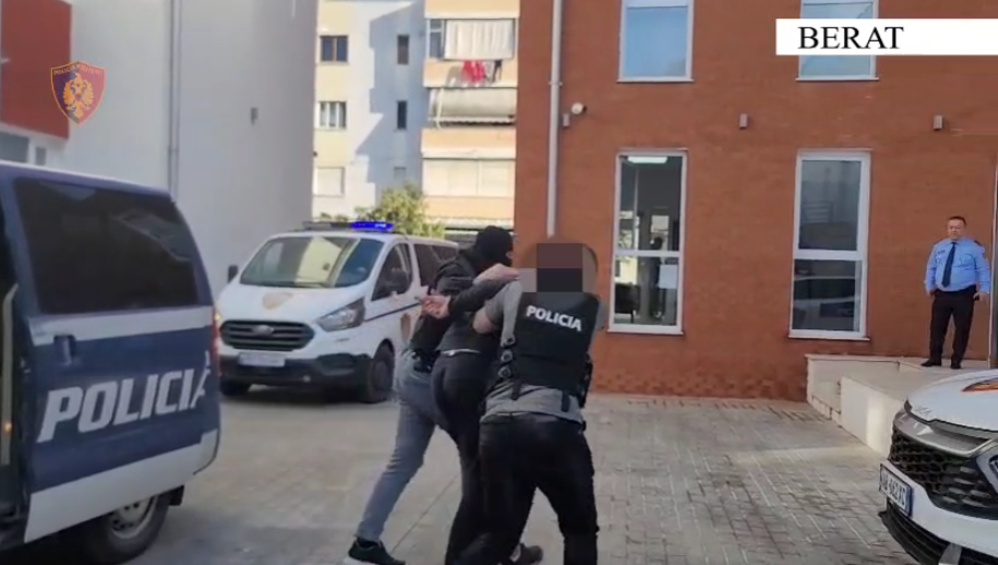 VIDEO / I gjenden 1.5 kg kokainë në banesë, prangoset 27-vjeçari