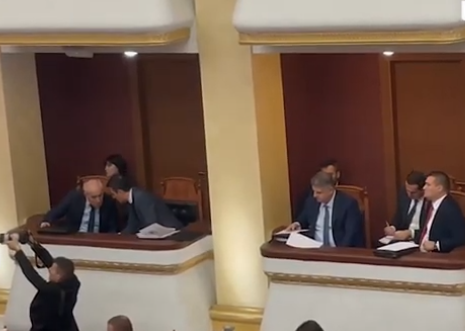 (VIDEO) Berisha flet në sallë/ Dumani dhe Çela në seancën plenare, dëgjojnë debatin nga llozhat e Kuvendit