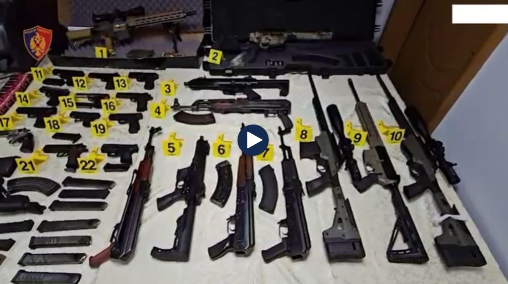 VIDEO / 12 pistoleta, 6 automatikë e 5 snajpera! Zbulohet arsenal i frikshëm në Tiranë, pranga 34-vjeçarit