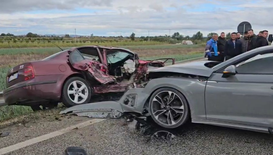 2 makina përplasen ‘kokë më kokë’ në aksin rrugor Lushnjë-Berat, 3 të plagosur rëndë (VIDEO)