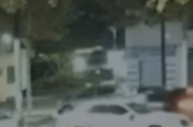 (FOTOT) I dehur në timon i mori jetën 17-vjeçarit në Vlorë/ Momenti kur shoferi i ‘Porsche’ merr para të miturin