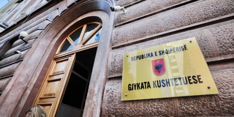 Ngërç në Kushtetuese/ Presidenti vonon betimin e Asim Vokshit mes sfidës për ripërtëritjen e gjyqtarëve