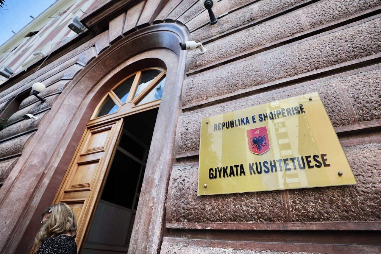 Ngërç në Kushtetuese/ Presidenti vonon betimin e Asim Vokshit mes sfidës për ripërtëritjen e gjyqtarëve