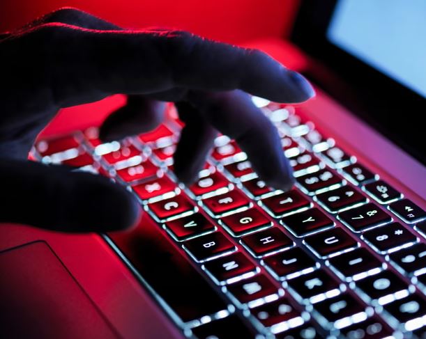 “Tigri i Bardhë” i internetit| 21-vjeçari akuzohet për vrasje dhe abuzimin e fëmijëve, njëri rast u transmetua live