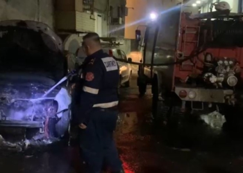 Shkrumbohet tërësisht nga flakët makina në Lezhë, dyshimet e para të policisë