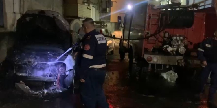 Shkrumbohet tërësisht nga flakët makina në Lezhë, dyshimet e para të policisë