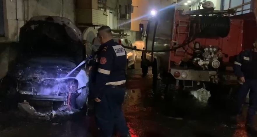 Shkrumbohet tërësisht nga flakët makina në Lezhë, dyshimet e para të policisë