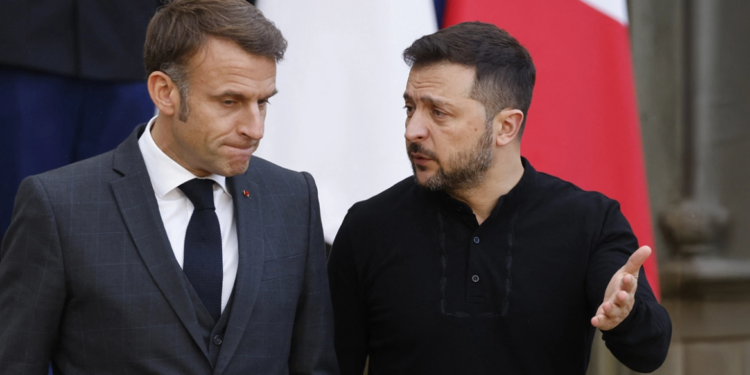 Zelensky bisedë telefonike me Macron: Folëm për forcimin e mbrojtjes ajrore të Ukrainës