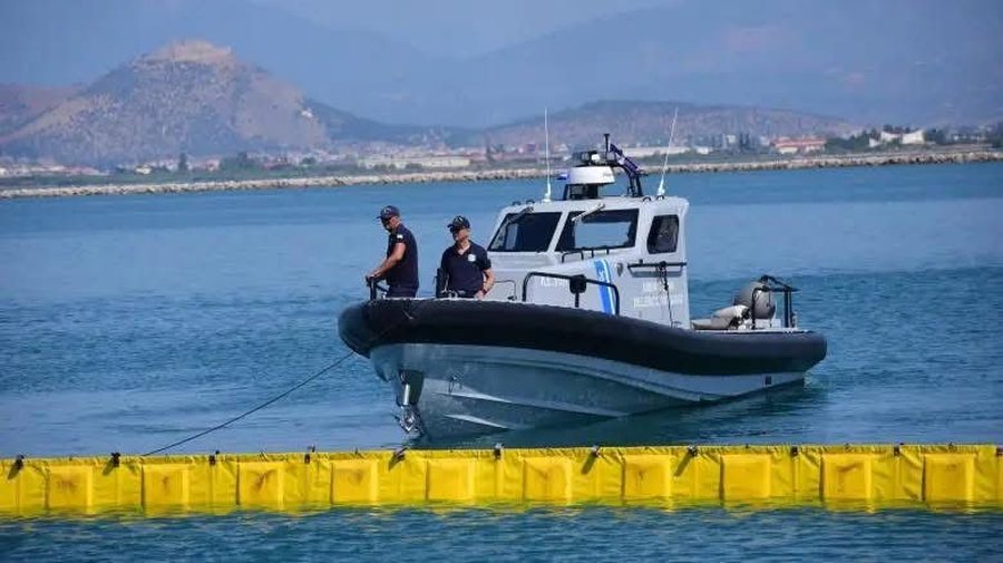 Shqiptari kërkon ndihmë në mes të detit, policia greke e gjen gomonen plot me kanabis