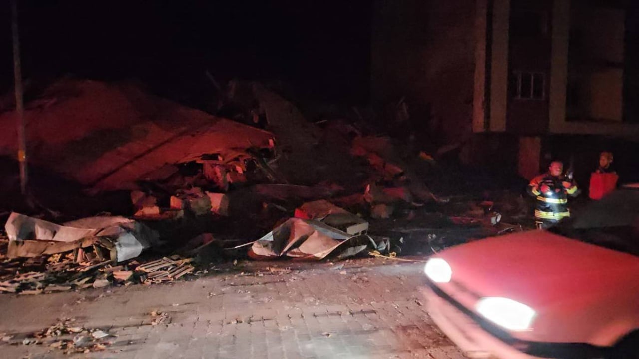 Tërmeti me magnitudë 6.1 shkatërron ndërtesa në Turqi, vijojnë kërkimet nën gërmadha