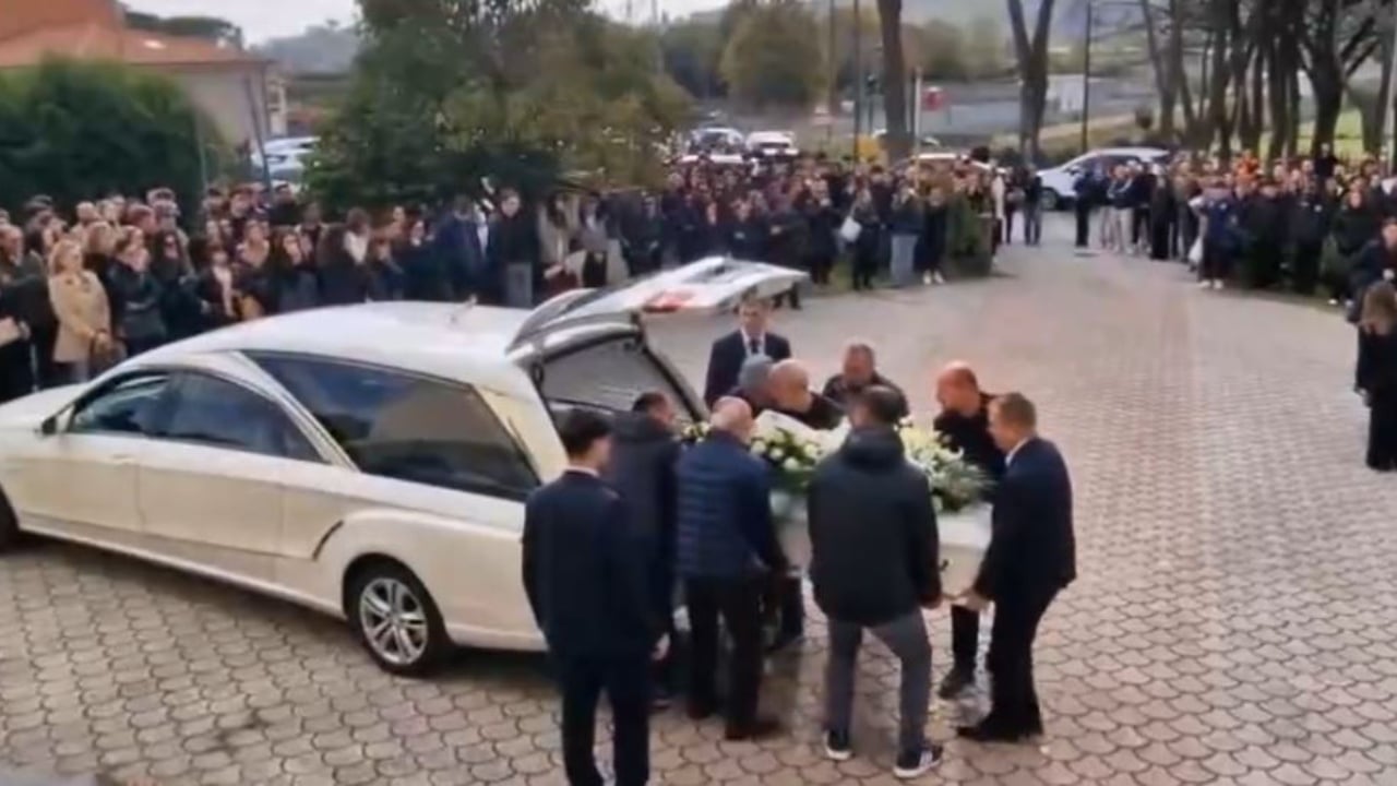 Vdiq në rrethana ende të paqarta, i jepet lamtumira e fundit 19-vjeçarit shqiptar që ndërroi jetë në Itali (VIDEO)