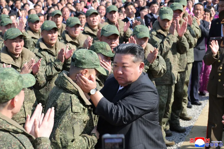 Në lot për ushtarët e vrarë në Rusi, por Kim Jong Un nuk i ndahet Putinit (VIDEO)