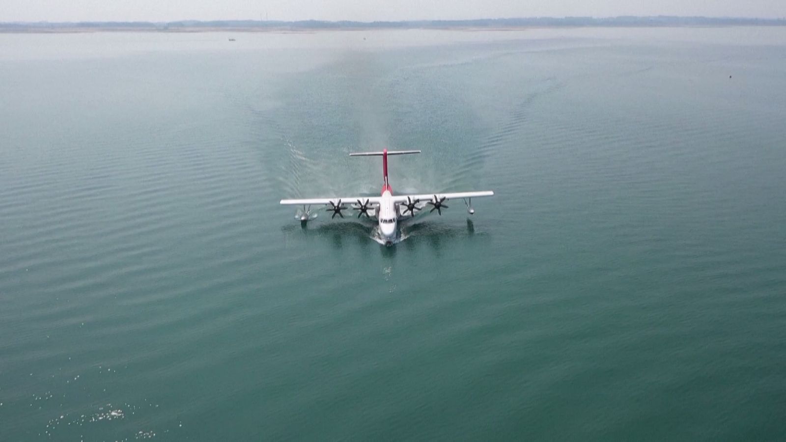 Avioni amfib AG600 përfundon stërvitjen e parë në ujë