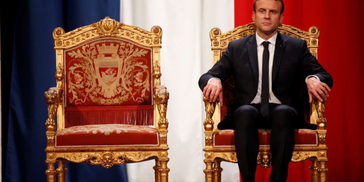 Bie vrulli politik për zgjerimin? “Politico”: Macron po bllokon procesin mes krizës politike në Francë