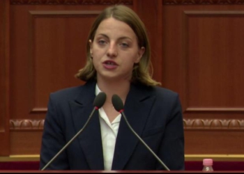 (VIDEO)Mban fjalimin e parë në Kuvend/ “Neomalsorja”: Jam këtu për të përfaqësuar zonat e lëna në harresë, Dukagjini po zhvillohet