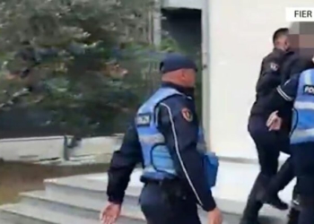 “Ndal, policia!”/ Qarkullonin të armatosur dhe nuk iu bindën urdhrit për të ndaluar, 2 në pranga, mes tyre një vajzë… (VIDEO)