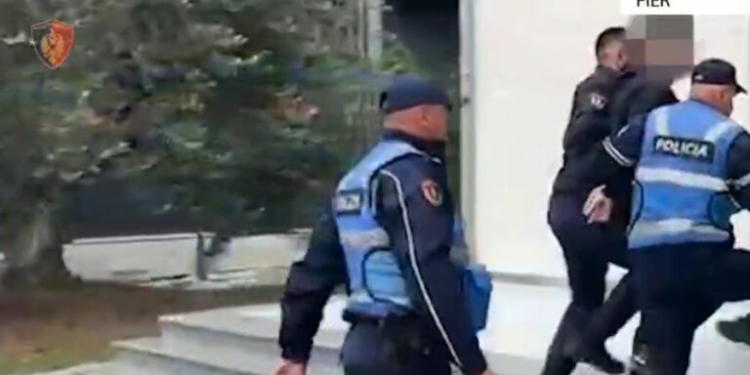 “Ndal, policia!”/ Qarkullonin të armatosur dhe nuk iu bindën urdhrit për të ndaluar, 2 në pranga, mes tyre një vajzë… (VIDEO)