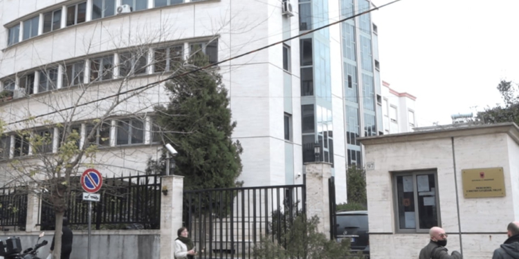 Bebja humbi jetën te “Koço Gliozheni”, Prokuroria merr të pandehur 2 mjekë gjinekologë. Akuzohen për neglizhencë në..