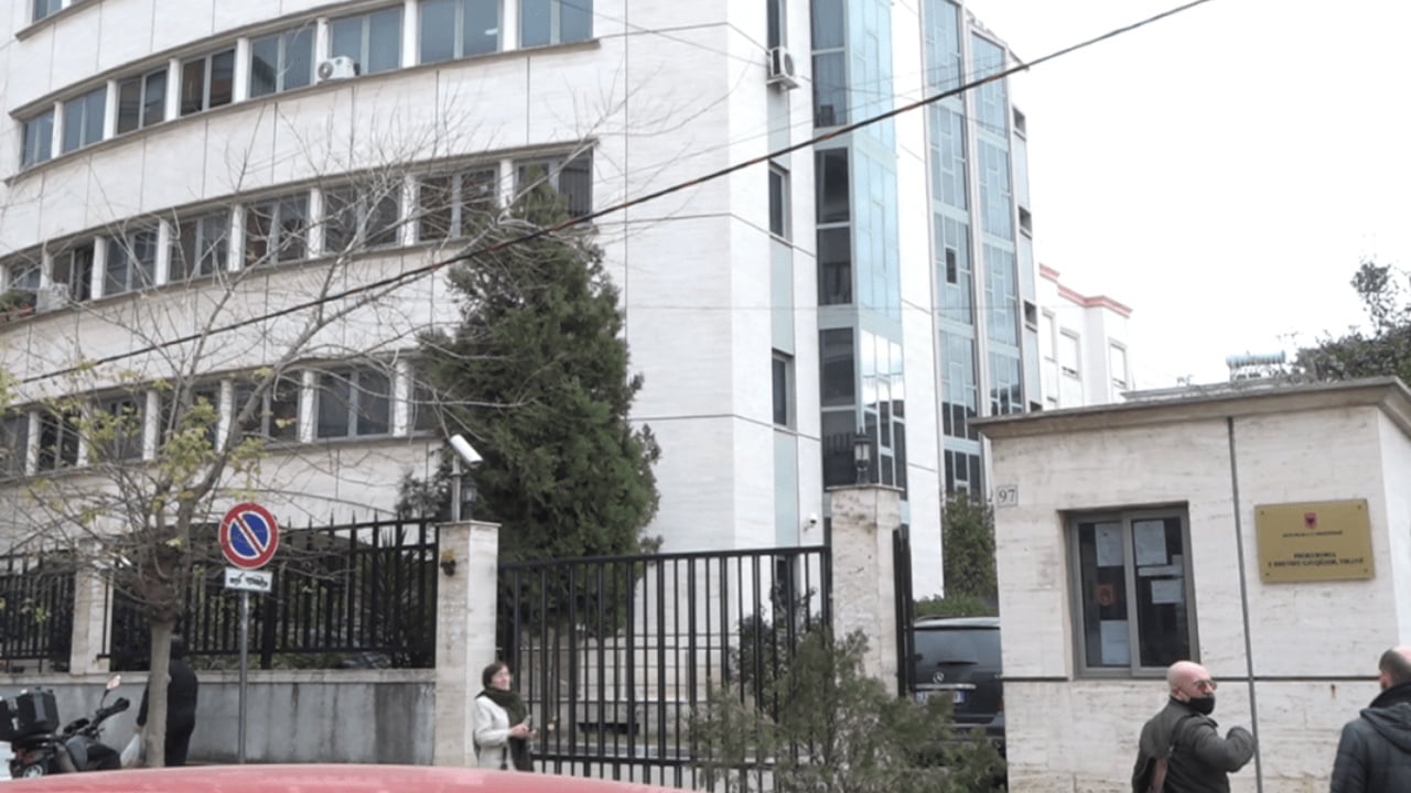 Bebja humbi jetën te “Koço Gliozheni”, Prokuroria merr të pandehur 2 mjekë gjinekologë. Akuzohen për neglizhencë në..