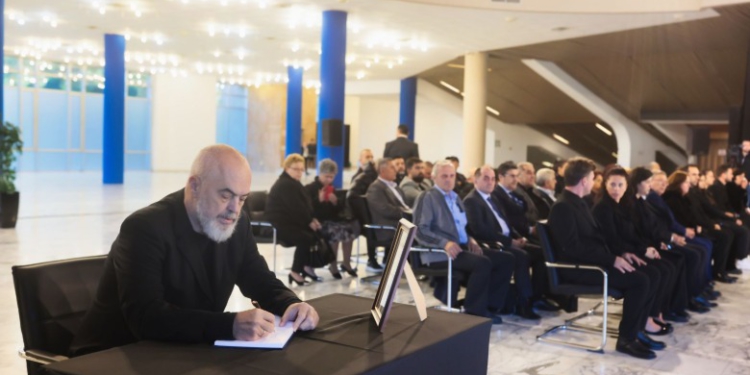 Mesazhi që la Rama në librin e ngushëllimeve për gjyqtarin Kalaja: Tragjedi e madhe edhe për vetë shtetin