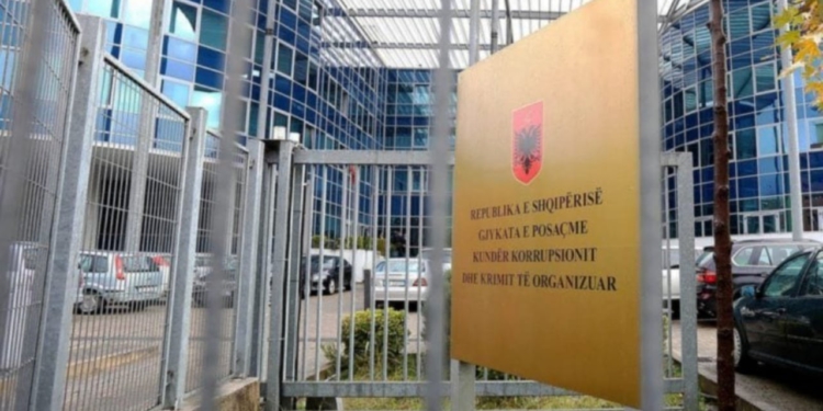 SPAK dërgon për gjykim 3 punonjës të Policisë Rrugore dhe 2 shtetas të tjerë, akuzohen për korrupsion aktiv dhe pasiv (EMRAT)