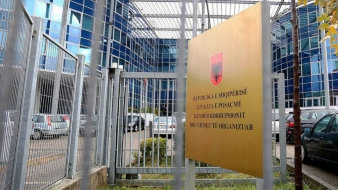 SPAK dërgon për gjykim 3 punonjës të Policisë Rrugore dhe 2 shtetas të tjerë, akuzohen për korrupsion aktiv dhe pasiv (EMRAT)