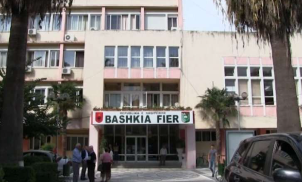Bashkia e Fierit në pritje të drejtuesve të rinj. Sot zyrtarizohen emrat e nënkryetarëve dhe sekretarit të përgjithshëm