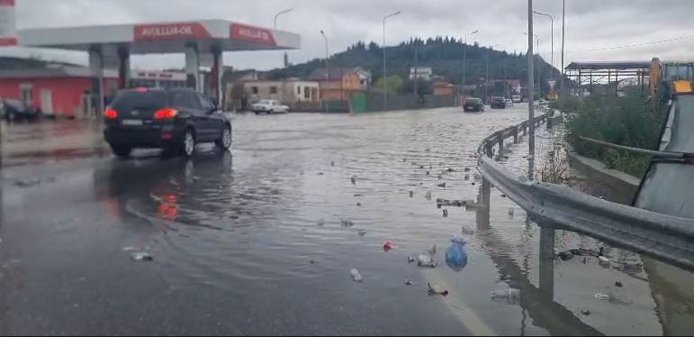 Uji pushton rrugët në Shkodër, lumi Glinë rrezikon të dalë nga shtrati, përmbyten disa banesa