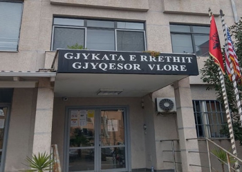 Dhunoi rojën e sigurisë në Gjykatën e Vlorës, shoqërohet Redi Llanaj, avokati i Monika Kryemadhit