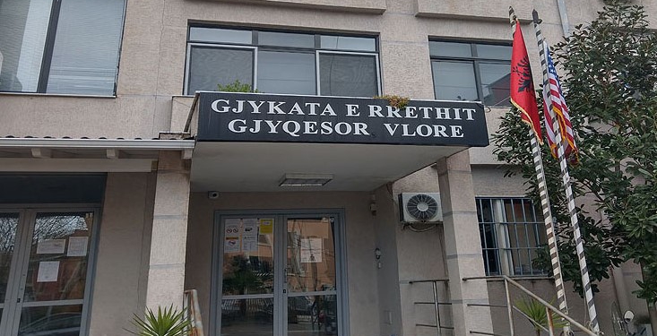 Dhunoi rojën e sigurisë në Gjykatën e Vlorës, shoqërohet Redi Llanaj, avokati i Monika Kryemadhit