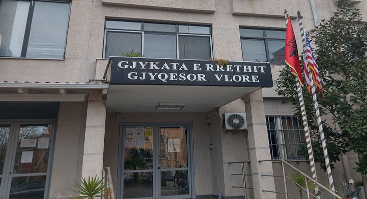 Dhunoi rojën e sigurisë në Gjykatën e Vlorës, shoqërohet Redi Llanaj, avokati i Monika Kryemadhit