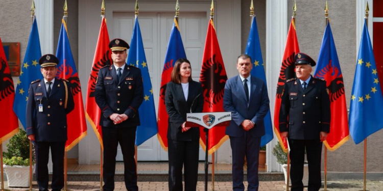 Gjenerata e re e Policisë, ministrja Koçiu: Ju mbani një uniformë të rëndë…