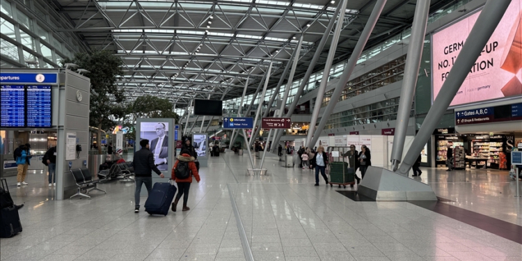 “Policia t’i rrëzojë dronët”, reagimi i ashpër pas paralizimit të aeroportit të Mynihut