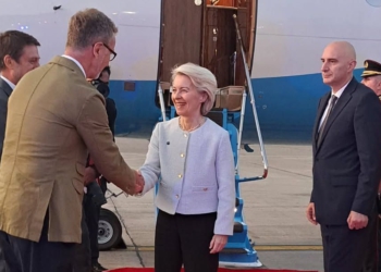 Presidentja e KE-së mbërrin në Tiranë, pritet nga ambasadori Gonzato. Takime me Ramën dhe Begajn